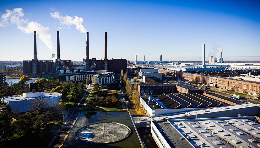Blauer Himmel &uuml;ber dem VW-Werk in Wolfsburg &ndash; doch die Stimmung im Konzern bleibt wechselhaft. (Archivbild)
