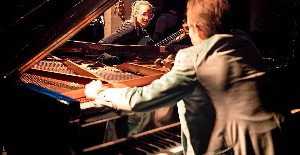 Er pflegt ein nahezu akrobatisches Verh&auml;ltnis zum Fl&uuml;gel, sie wechselt leichth&auml;ndig zwischen E-Bass und Cello: Das Duo David Helbock & Julia Hofer bei einem besonderen Konzert im Cave 61 in der Zigarre.