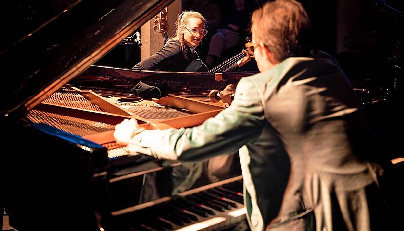 Er pflegt ein nahezu akrobatisches Verh&auml;ltnis zum Fl&uuml;gel, sie wechselt leichth&auml;ndig zwischen E-Bass und Cello: Das Duo David Helbock & Julia Hofer bei einem besonderen Konzert im Cave 61 in der Zigarre.