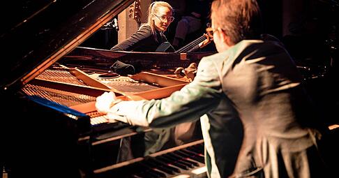 Er pflegt ein nahezu akrobatisches Verh&auml;ltnis zum Fl&uuml;gel, sie wechselt leichth&auml;ndig zwischen E-Bass und Cello: Das Duo David Helbock & Julia Hofer bei einem besonderen Konzert im Cave 61 in der Zigarre.