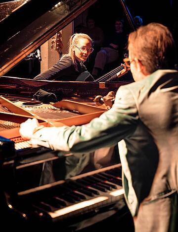 Er pflegt ein nahezu akrobatisches Verh&auml;ltnis zum Fl&uuml;gel, sie wechselt leichth&auml;ndig zwischen E-Bass und Cello: Das Duo David Helbock & Julia Hofer bei einem besonderen Konzert im Cave 61 in der Zigarre.