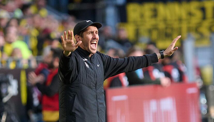 Hatte in Dortmund viel zu tun: Freiburgs Trainer Julian Schuster.