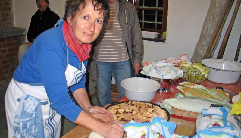 Susanne Weingart-Fink knetet den Teig nochmals durch, bevor er in den Ofen geschoben wird.
Fotos: Karin Freudenberger