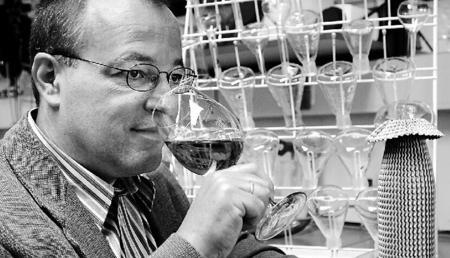 Weinbauingenieur Hanns-Christoph Schiefer (43) ist neuer Leiter der amtlichen Qualitätsprüfung für Württemberger Wein und Sekt. (Foto: Kugler) Weinbauingenieur Hanns-Christoph Schiefer (43) ist neuer Leiter der amtlichen Qualitätsprüfung für Württemberger Wein und Sekt. (Foto: Kugler)