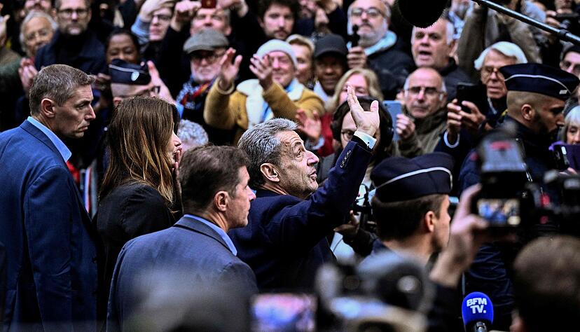Unterst&uuml;tzer, Freunde und Nachbarn warteten auf Sarkozy, als dieser zum Gef&auml;ngnis aufbrach.