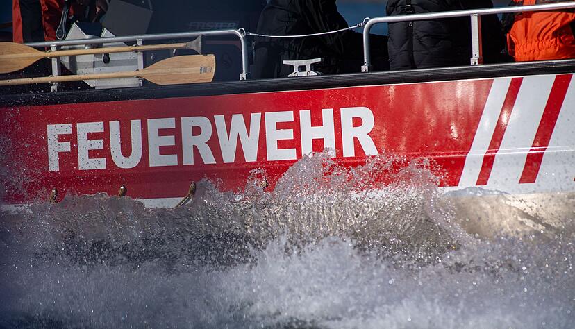 Die Mutter wurde demnach von der Feuerwehr mit einem Boot gerettet. (Symbolbild)