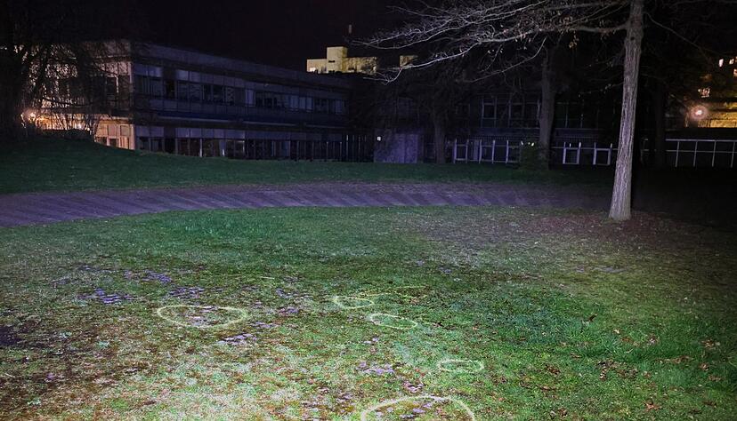 Vor dem Schulzentrum sind mehrere Stellen am Boden markiert. Vor dem Schulzentrum sind mehrere Stellen am Boden markiert.