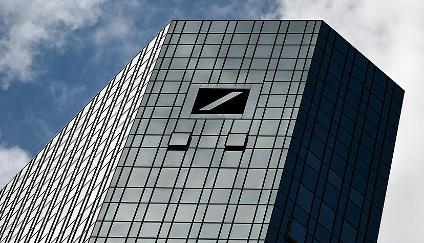 Die Deutsche Bank verschärft ab kommendem Jahr ihre Homeoffice-Regelungen: Mitarbeiter dürfen dann maximal zwei Tage remote arbeiten.