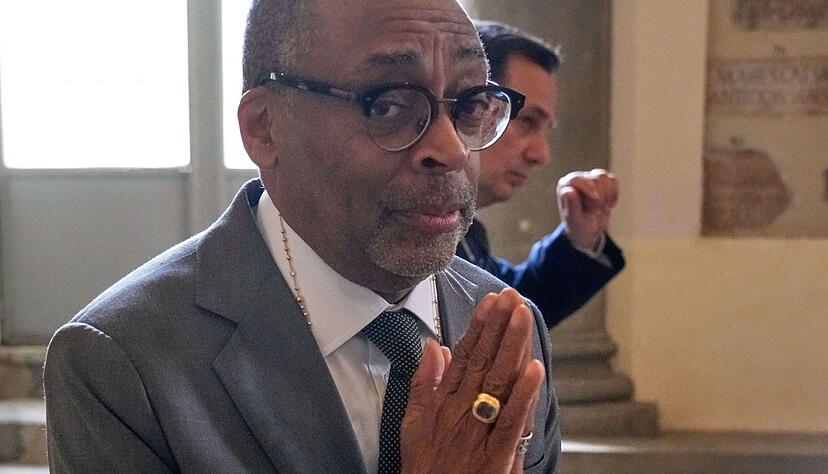 Filmregisseur Spike Lee verlässt nach einer Audienz beim Papst den Vatikan. Filmregisseur Spike Lee verlässt nach einer Audienz beim Papst den Vatikan.