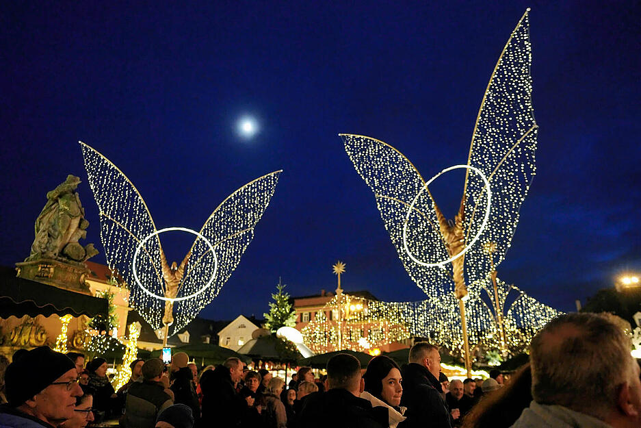 Goldene Engel und funkelnde Lichtinstallationen prägen das winterliche Ambiente. Goldene Engel und funkelnde Lichtinstallationen prägen das winterliche Ambiente.