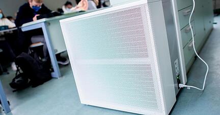 Ein Luftfilterger&auml;t steht in einem Fachraum eines Gymnasiums.