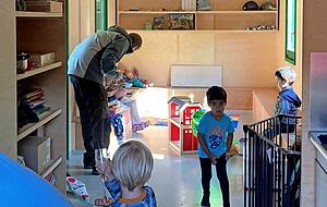 Im Schutzwagen sind die Materialien gelagert. Dort gibt es für ganz schlechtes Wetter eine Rückzugsmöglichkeit, die kleine Küche und einen Ofen. Im Schutzwagen sind die Materialien gelagert. Dort gibt es für ganz schlechtes Wetter eine Rückzugsmöglichkeit, die kleine Küche und einen Ofen.