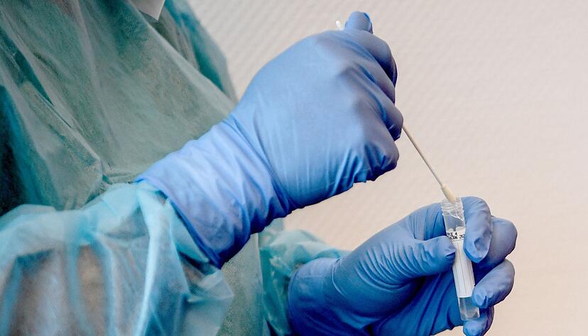 Ein Arzt macht einen Abstrich für einen Corona-Test. Ein Arzt macht einen Abstrich für einen Corona-Test.