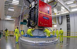 Gelbe Anz&uuml;ge signalisieren Gefahr. Das Esa-Raumschiff Jupiter Icy Moons Explorer (Juice) wird angehoben, um dann auf der Spitze der Ariane-5-Rakete abgesenkt zu werden.
Foto: ESA