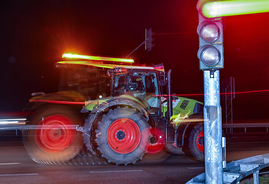 Ein Landwirt ist am frühen Morgen mit seinem Traktor auf der Bundesstraße 5 unterwegs in Richtung Berlin.