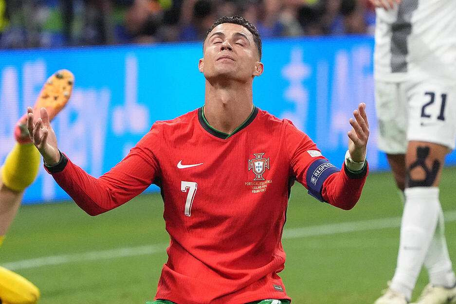 Ronaldo ist am Boden zerstört nach seinem verschossenen Elfmeter und muss von Teamkollegen getröstet werden.