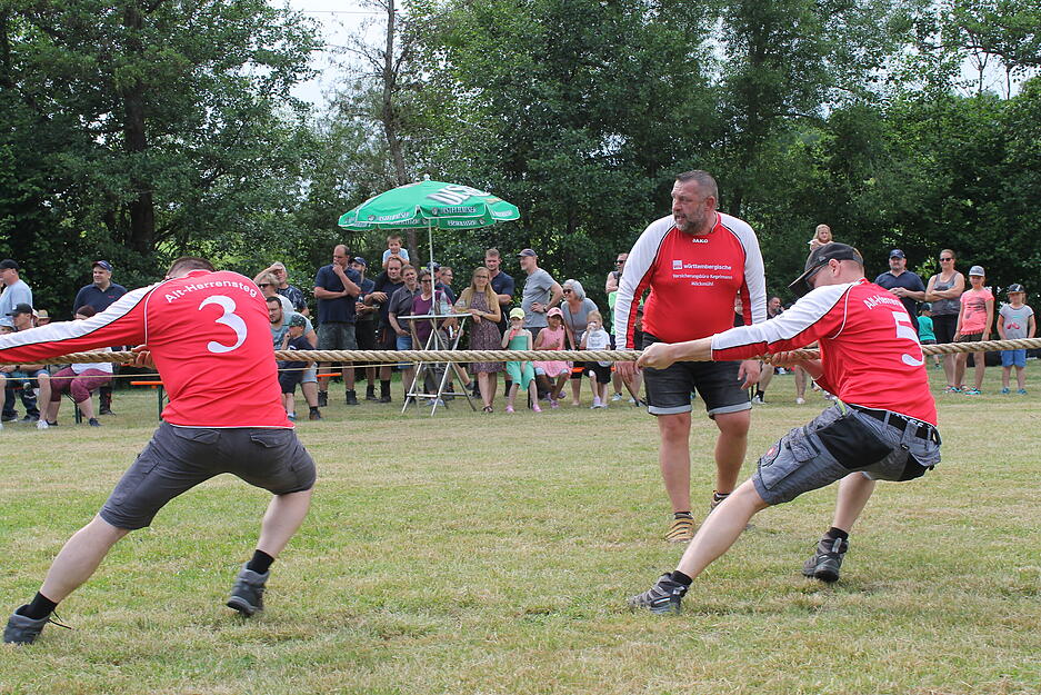 Die Gesichter sind verzerrt, oft lassen sich Sportler danach dann einfach auf den Boden fallen. Die Mannschaft Altherrensteg M&uuml;ckm&uuml;hl gibt alles.