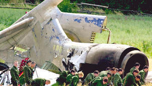 In den Tr&uuml;mmern der Maschine starb die Familie von Witali Kalojew: Der Witwer wurde die Bilder des Ungl&uuml;cks nicht mehr los. (Foto: lsw)