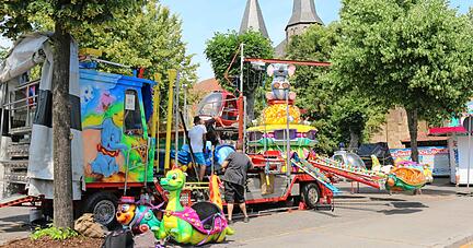 Hochbetrieb beim Aufbau des Bad Wimpfener Talmarkts: Anfang der Woche wurde unter anderem das Kinderkarussell startklar gemacht.
Foto: Ute Plückthun