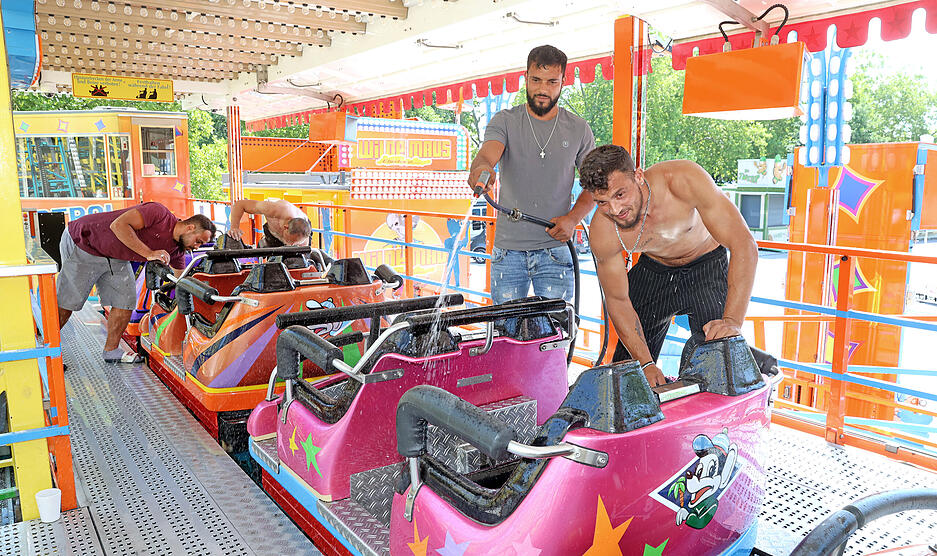 Beim Aufbau des Heilbronner Volksfests entsteht eine bunte Erlebniswelt für Besucher jeden Alters.