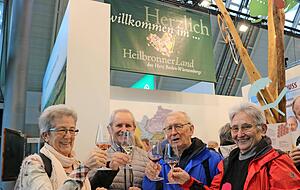 Heimspiel: Renate und Alfred Gaiser stoßen mit Johann und Annemarie Mayer am Stand des Heilbronner Lands an (v.l.).