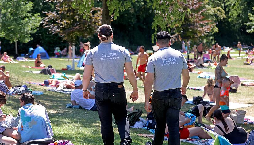 Unterwegs im Bad Friedrichshaller Solefreibad: Der Sicherheitsdienst ist dort an besucherstarken Tagen im Einsatz.
Foto: Ralf Seidel Unterwegs im Bad Friedrichshaller Solefreibad: Der Sicherheitsdienst ist dort an besucherstarken Tagen im Einsatz.
Foto: Ralf Seidel