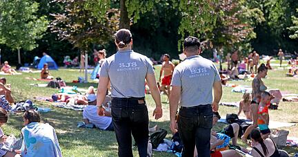 Unterwegs im Bad Friedrichshaller Solefreibad: Der Sicherheitsdienst ist dort an besucherstarken Tagen im Einsatz.
Foto: Ralf Seidel