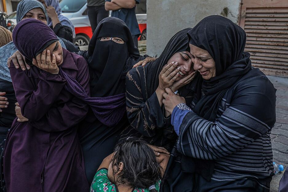 Frauen trauern um Angehörige, die bei einem israelischen Luftangriff auf den Gazastreifen getötet wurden.