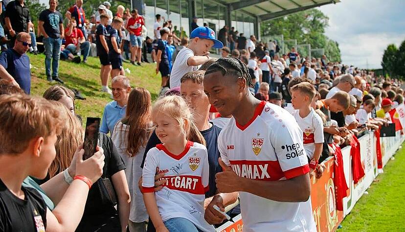 Die VfB-Profis wie Jarzinho Malanga zeigten sich nahbar in Hohenlohe. Autogramme wurden ebenso kräftig geschrieben wie Selfies gemacht. Die VfB-Profis wie Jarzinho Malanga zeigten sich nahbar in Hohenlohe. Autogramme wurden ebenso kräftig geschrieben wie Selfies gemacht.
