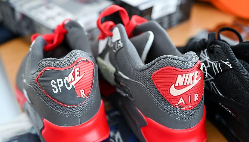 Eine Fälschung imitiert einen Markenartikel - wie in diesem Fall Nike-Schuhe.