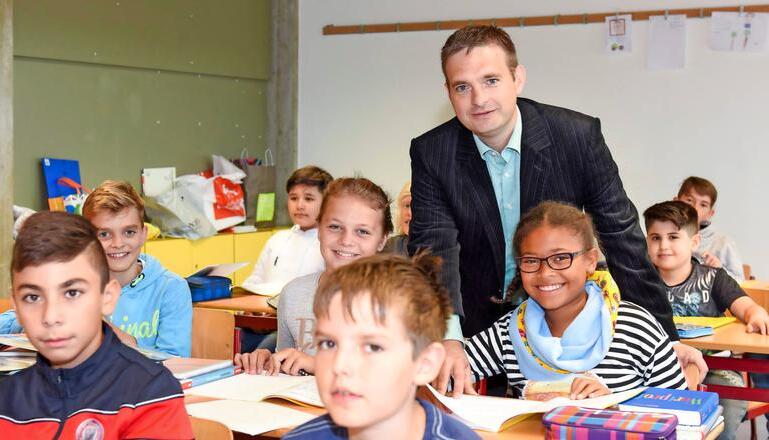 Daniel Grupp inmitten von Schülern. Die Klasse 6b hat er im vergangenen Schuljahr in Musik unterrichtet.
Foto: Ralf Seidel