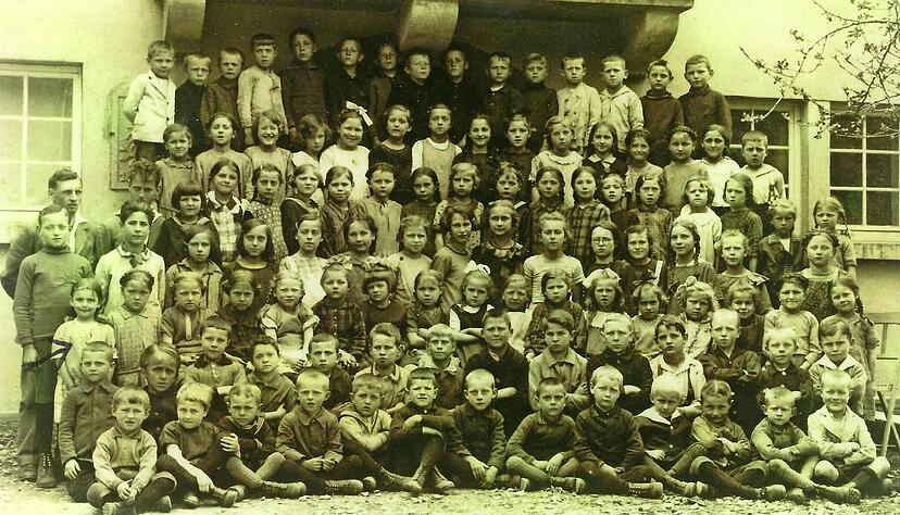 Vier Geschwister Scholl an ihrer Volksschule in Forchtenberg: Hans Scholl (zweite Reihe Vierter von rechts), Sophie Scholl (dritte Reihe, Siebte von links), Inge Scholl (vierte Reihe, Achte von links) und Elisabeth Scholl (sechste Reihe, Vierte von links).
Foto: Stadtarchiv Forchtenberg Vier Geschwister Scholl an ihrer Volksschule in Forchtenberg: Hans Scholl (zweite Reihe Vierter von rechts), Sophie Scholl (dritte Reihe, Siebte von links), Inge Scholl (vierte Reihe, Achte von links) und Elisabeth Scholl (sechste Reihe, Vierte von links).
Foto: Stadtarchiv Forchtenberg