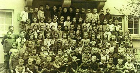 Vier Geschwister Scholl an ihrer Volksschule in Forchtenberg: Hans Scholl (zweite Reihe Vierter von rechts), Sophie Scholl (dritte Reihe, Siebte von links), Inge Scholl (vierte Reihe, Achte von links) und Elisabeth Scholl (sechste Reihe, Vierte von links).
Foto: Stadtarchiv Forchtenberg