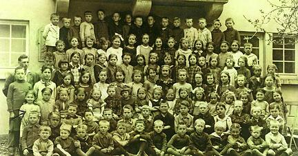 Vier Geschwister Scholl an ihrer Volksschule in Forchtenberg: Hans Scholl (zweite Reihe Vierter von rechts), Sophie Scholl (dritte Reihe, Siebte von links), Inge Scholl (vierte Reihe, Achte von links) und Elisabeth Scholl (sechste Reihe, Vierte von links).
Foto: Stadtarchiv Forchtenberg