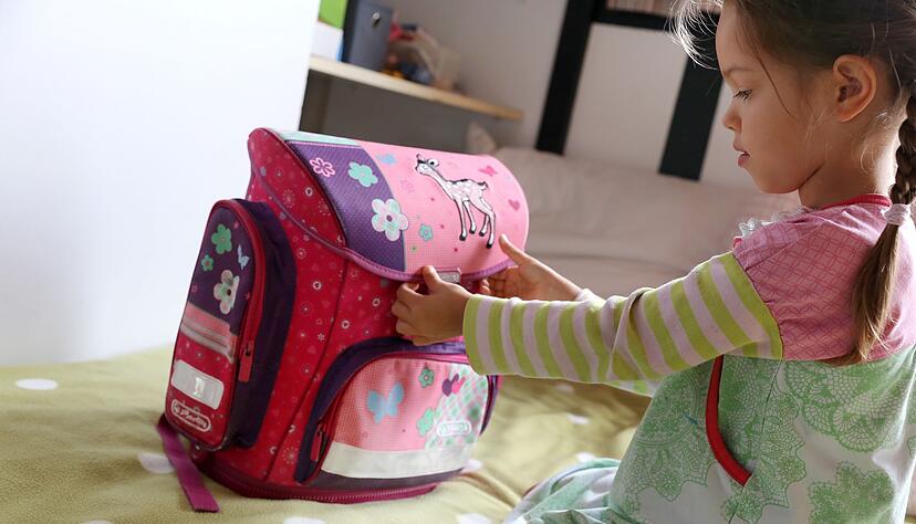 Mit der Einschulung kommt oft eine neue Routine ins Familienleben. Diese Phase können berufstätige Väter oder Mütter intensiv begleiten, wenn sie Elternzeit nehmen. Mit der Einschulung kommt oft eine neue Routine ins Familienleben. Diese Phase können berufstätige Väter oder Mütter intensiv begleiten, wenn sie Elternzeit nehmen.