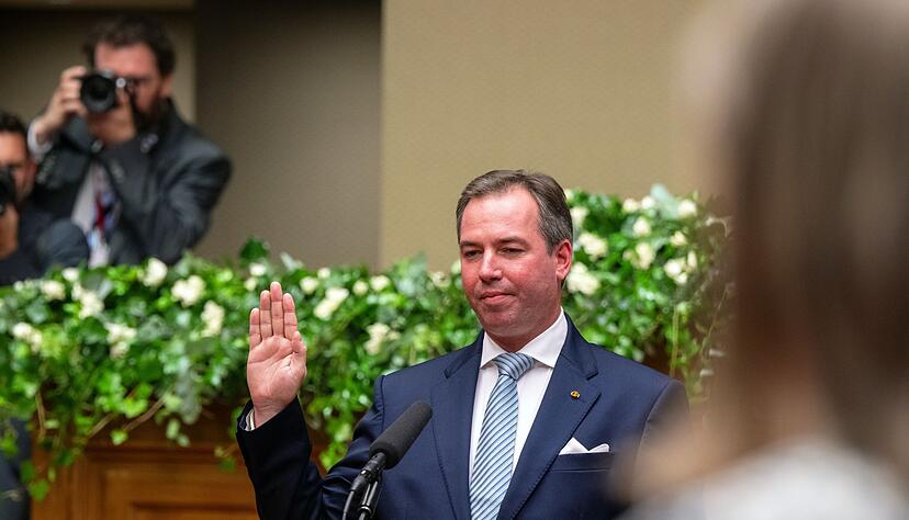 Prinz Guillaume, Erbgro&szlig;herzog von Luxemburg, schw&ouml;rt nach seiner Ernennung zum &laquo;Lieutenant-Repr&eacute;sentant&raquo; im Abgeordnetenhaus auf die luxemburgische Verfassung.