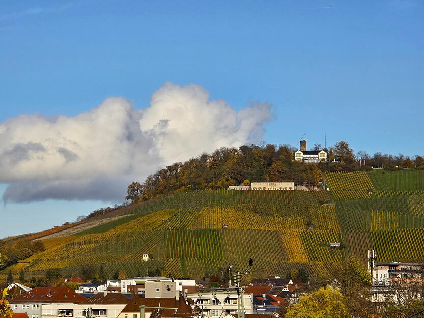 Umgeben von Weinbergen, die besonders im Herbst in den buntesten Farben leuchten. Umgeben von Weinbergen, die besonders im Herbst in den buntesten Farben leuchten.