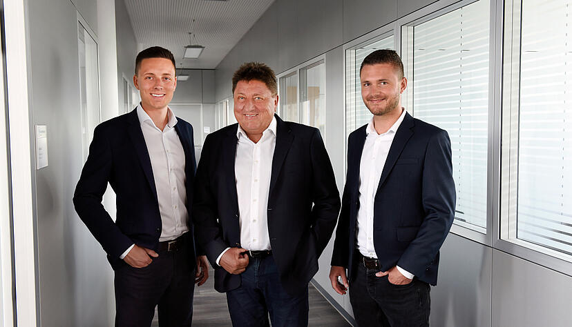 Vor mehr als 30 Jahren machte sich Hans Kratschmayer selbstst&auml;ndig und formte ein Unternehmen mit heute 500 Mitarbeitern. Seine S&ouml;hne Dennis (links) und Markus geh&ouml;ren inzwischen zur Gesch&auml;ftsleitung.