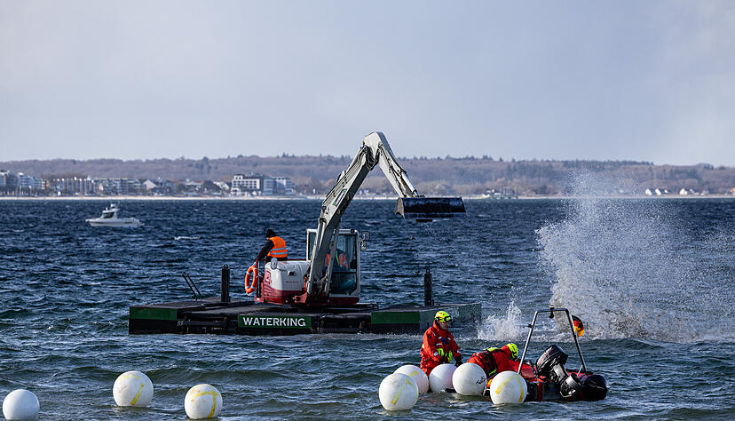 Ein Schwimmbagger arbeitet in der N&auml;he eines gestrandeten Buckelwals.