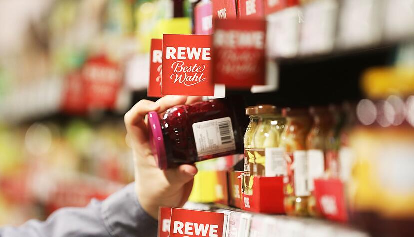 Auch Rewe-Kunden kauften zuletzt h&auml;ufiger Eigenmarkenprodukte. (Archivbild)