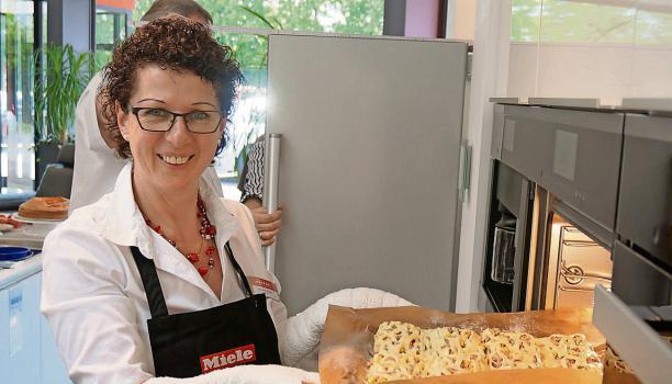 Monika Stadler vom Küchenstudio Dorfer stellt bei den Kochvorführungen Blätterteigtaschen und eine Erdbeersahnetorte her.Foto: Nina Piorr Monika Stadler vom Küchenstudio Dorfer stellt bei den Kochvorführungen Blätterteigtaschen und eine Erdbeersahnetorte her.Foto: Nina Piorr