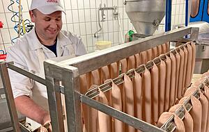 Ein Mitarbeiter Hubers hängt Würste auf. 1,5 Tonnen Wurst produziert Huber täglich. Die Kunden reichen vom Bodensee bis nach Bad Dürkheim. Ein Mitarbeiter Hubers hängt Würste auf. 1,5 Tonnen Wurst produziert Huber täglich. Die Kunden reichen vom Bodensee bis nach Bad Dürkheim.