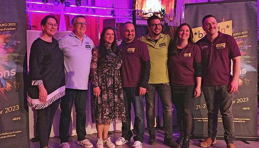 IHK-Präsidentin Kirsten Hirschmann (von links), Georg Schubert, Amela Turkmanovic, Thomas Heigold, Holger Morlok, Melanie Renje und Christoph Berberich.
Foto: WJ