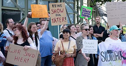 Aktivisten demonstrieren vor Beginn des Konzertes der Band Rammstein vor dem Stadion in München.