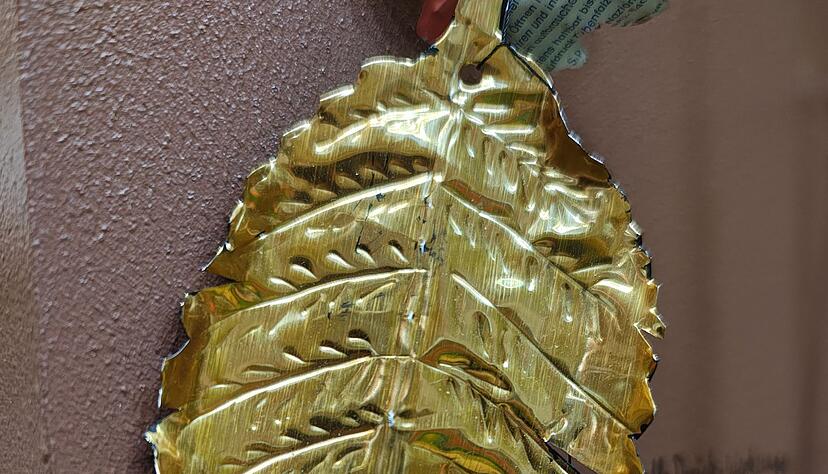 Anregung aus der Natur: Die Struktur eines Blattes in Metallfolie geprägt. Anregung aus der Natur: Die Struktur eines Blattes in Metallfolie geprägt.