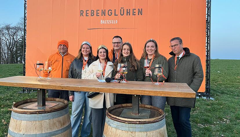 Landwirtschaftsminister Peter Hauk (rechts), freut sich bei der Begr&uuml;&szlig;ung inmitten der Weinhoheiten zu stehen.