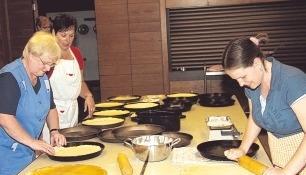 Backen wie am Fließband: Im Gemeinschaftshaus bereiten die Landfrauen die salzigen Kuchen vor, die reißenden Absatz finden.Foto: Gustav Döttling Backen wie am Fließband: Im Gemeinschaftshaus bereiten die Landfrauen die salzigen Kuchen vor, die reißenden Absatz finden.Foto: Gustav Döttling
