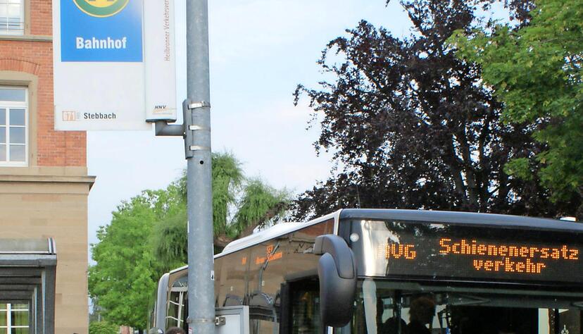 Der Ersatzbus füllt sich: Bei unserem Test fuhren alle pünktlich.
Fotos: Friese Der Ersatzbus füllt sich: Bei unserem Test fuhren alle pünktlich.
Fotos: Friese