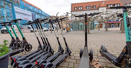 E-Scooter in der Neckarsulmer Innenstadt. Drei Anbieter schicken hier insgesamt 300 Roller ins Rennen.
Foto: Mario Berger