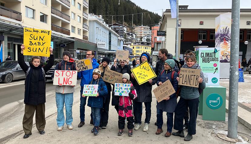 Demonstranten laufen am Rande des Weltwirtschaftsforums durch Davos.